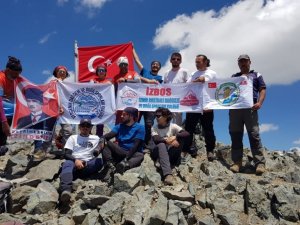 Dağcıların 3 bin 937 rakımlı Kaçkarlara Türk bayrağı astı