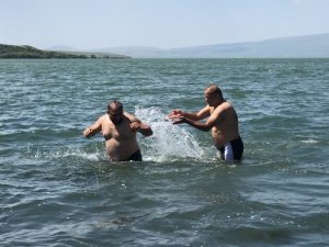 Çıldır Gölü’nde sazlı sözlü serinlediler