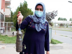 Atık malzemeleri değerlendirdi, dükkanın önünü çiçek bahçesine çevirdi