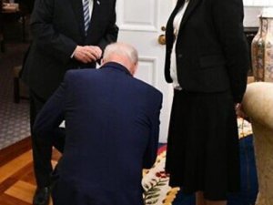 Biden’ın, İsrail Cumhurbaşkanı Rivlin’in Özel Kaleminin önünde diz çökmesi gündemde