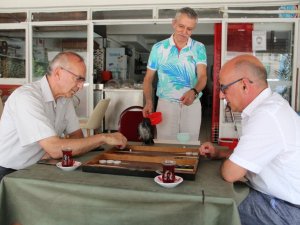 Kaşıkla yemek verilen, enjektörle su içirilen yavru karga, kafede masalara da misafir oluyor