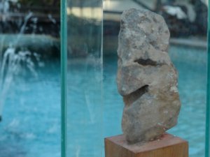 Çobanlık yaparken bulduğu taşları sergiliyor