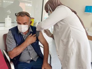 Silvan’da aşı timleri iş başında