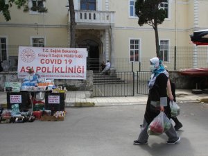 Sinop’ta pazara gelenler için randevusuz aşı merkezi kuruldu