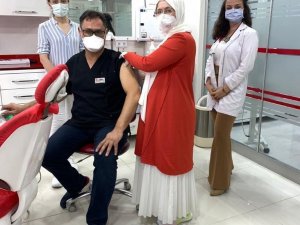 Hemşire Saliha Aybastı’dan diş hekimi eşine "yerinde aşı"