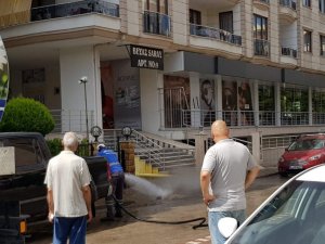 TİM çamura bulunan sokakları pırıl pırıl yaptı