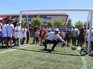 Bakan Selçuk çocuklarla oyunlar oynadı