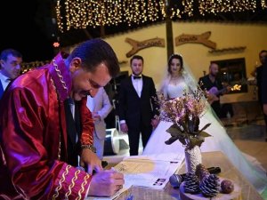 Genç çiftin nikahını Başkan Yücel Yılmaz kıydı