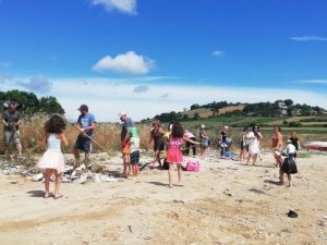 El ele verdiler, sahili temizlediler