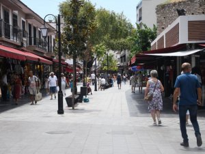 Kuşadası’nın yenilenen çarşılarına turistler ilgi gösteriyor