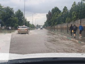 Bursa 10 dakikalık sele teslim oldu...Yollar göle döndü