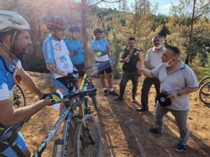Bisiklet tutkunları yanan orman alanlarını gezdi
