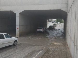 Dalçıkta biriken su sürücülere zor anlar yaşattı