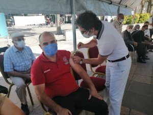 3. doz aşısını yaptıran sağlık müdürü anne ve babasının aşısını yaptı