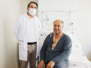 53 yaşındaki hastaya 8 santimetrelik kesi ile kalp ameliyatı