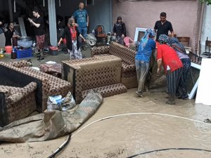 Bursa’da sel suları önüne kattığı her şeyi sürükledi