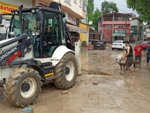 Bursa’da sel bir mahalleyi sular altında bıraktı
