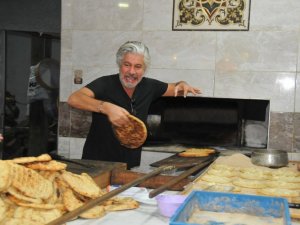 Behzat Uygur, Akşehir’de pidecilik yapıp yorgan dikti