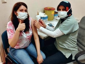 Bakan Koca paylaştı, kızının aşısını kendi elleri ile yaptı