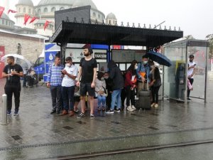 Taksim’de sağanak yağış vatandaşlara zor anlar yaşattı
