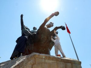 Ulusal Yükseliş Anıtı temizleniyor