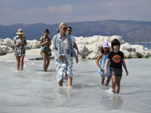 Suyu çekilen Salda gölü kıyısına yakın adaya yürüyerek geçiyorlar