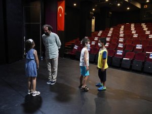 Kuşadası’nda çocuklara yönelik drama eğitimi devam ediyor
