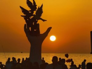 Kuşadası’nda gün batımı izleyenleri mest etti