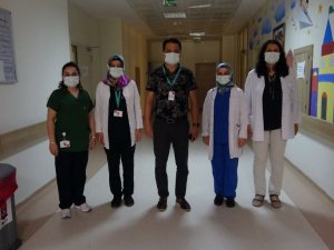 Sağlık çalışanlarının zafer pozu