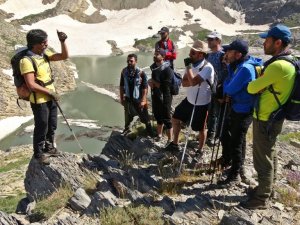 Yüksekovalı dağcılar 20 bin yıllık buzulları gezdi