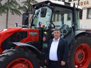Beylikova Belediyesi’ne sıfır traktör hibe edildi