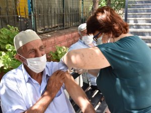 Muhtar ikna edince, Kovid-19 aşıları yapıldı