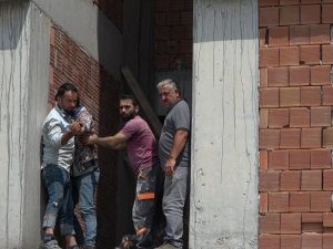 11 kattan düşerek ölen babasının başında gözyaşları döktü