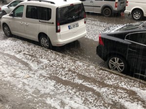 Dolu yağışı her yeri beyaza bürüdü