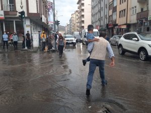 Kars’ta caddeler göle döndü