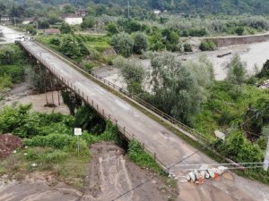 Sel felaketinde 7 mahalleyi bağlayan köprünün ayaklarında hasar oluştu