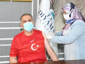 Vali Mahmut Çuhadar, 3. doz aşısını yaptırdı