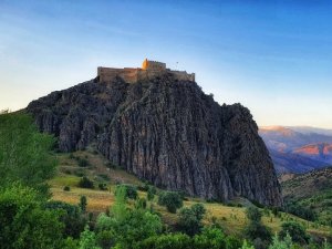660 yıllık kalenin surlarından enfes günbatımı manzaraları