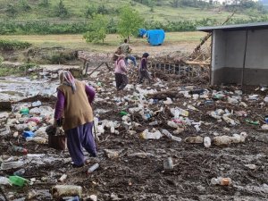 Baraj kapakları açıldı, evler sular altında kaldı
