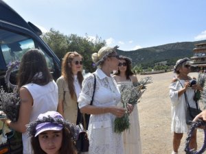 Kültür ve Turizm Bakanı’nın eşi Pervin Ersoy, lavanta bahçesini gezdi