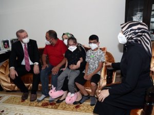 Cumhurbaşkanı Erdoğan, konuk olduğu ailenin doğacak bebeğinin ismini verdi