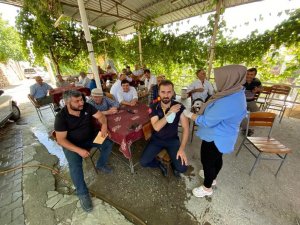 Çekinen vatandaşları ikna edebilmek için ilk aşıyı kendi oldu