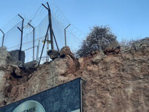 Şehrin göbeğinde düşmeye yakın olan kaya parçaları, yürekleri ağızlara getiriyor