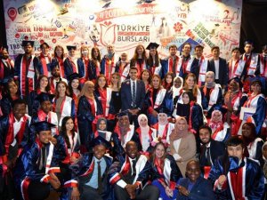 Uluslararası öğrencilerin mezuniyet coşkusu