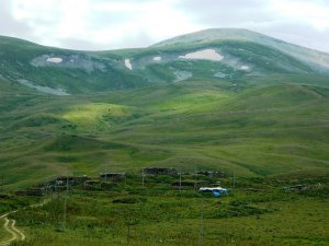 Posof’ta karlar erimeye devam ediyor