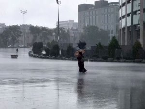 Şişli’de aniden bastıran sağanak vatandaşlara zor anlar yaşattı