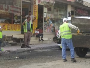 Silvan’da bozulan ve aşınan yollara asfalt yama çalışması yapıldı