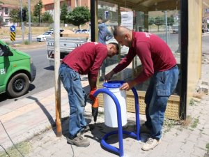 Bitlis Belediyesinden kaldırımlara çöp kovası yerleştirme çalışması