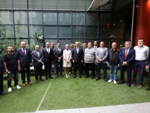 Bakan Çavuşoğlu, Finlandiya’da Türk vatandaşlarla buluştu