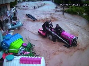 Sel felaketinin şiddeti kamerada